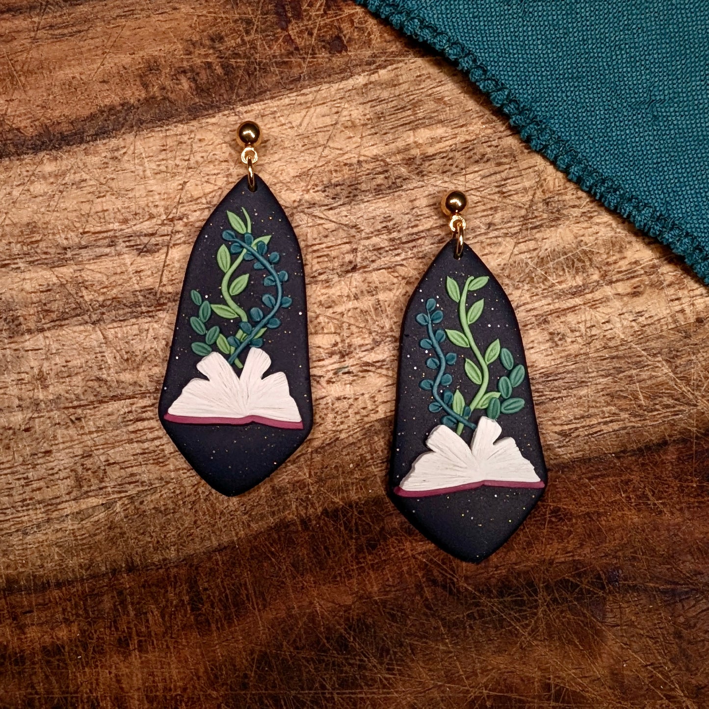 Elinor Earrings in Flora Books 01