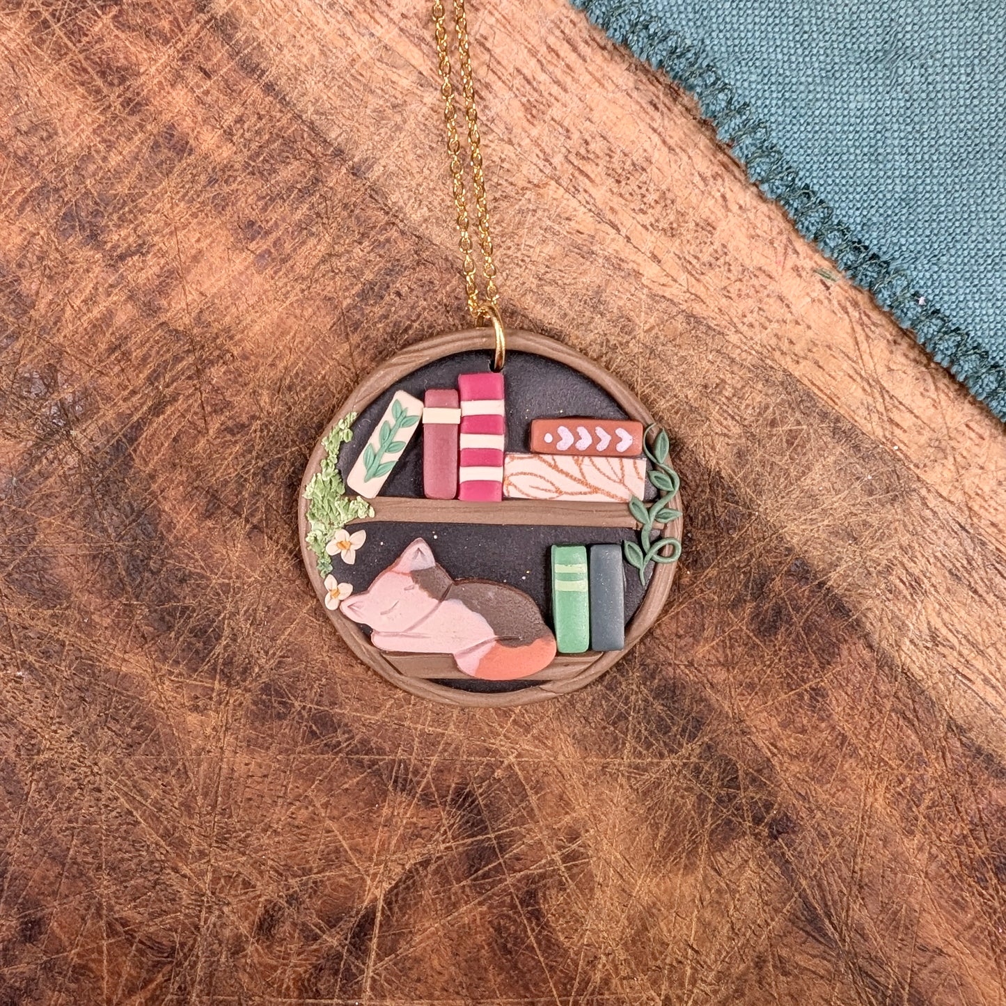 Magic Tree Bookshelf Pendant with Calico Cat 02